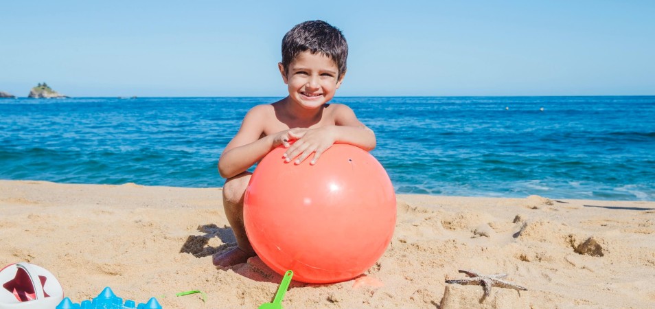 Brincadeiras educativas na praia: diversão garantida para as crianças!