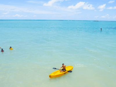 Caiaque, SUP, canoa e muito mais: esportes aquáticos para aproveitar Ipioca ao máximo