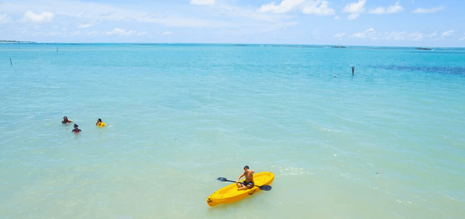 Caiaque, SUP, canoa e muito mais: esportes aquáticos para aproveitar Ipioca ao máximo